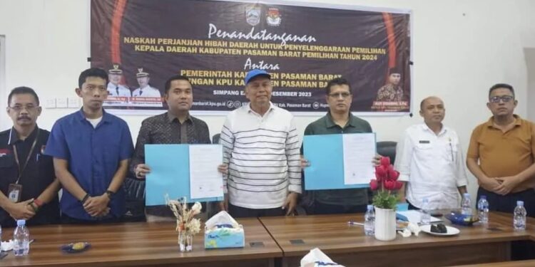 Penandatanganan Naskah Penjanjian Hibah Daerah (NPHD) untuk Pilkada oleh Pemkab dan Komisi Pemilihan Umum Pasaman Barat di Kantor Badan Kesbangpol setempat, Rabu (27/12).