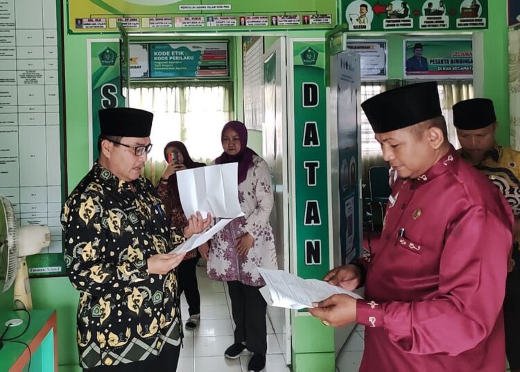 Kakanwil Kemenag Sumbar Mahyudin melakukan inspeksi mendadak di KUA Padang Barat.