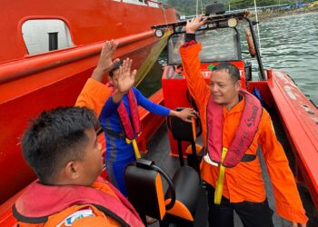 Personel Basarnas Padang melakukan pencarian nelayan hilang saat melaut.