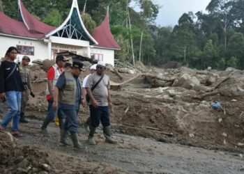 Bupati Agam Andri Warman mengunjungi lokasi bencana di Jorong Sungai Rangeh, Nagari Bayua, Kecamatan Tanjung Raya, Sabtu (9/12).