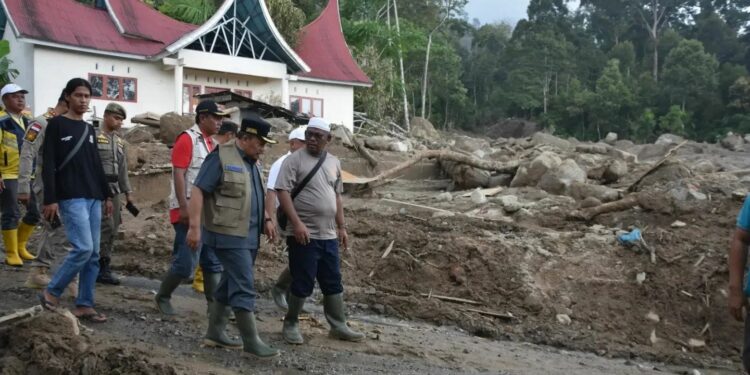 Bupati Agam Andri Warman mengunjungi lokasi bencana di Jorong Sungai Rangeh, Nagari Bayua, Kecamatan Tanjung Raya, Sabtu (9/12).