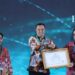 Bupati Sijunjung Benny Dwifa Yuswir menerima Penghargaan Anugerah Meritokrasi 2023.