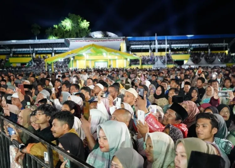 Ustaz Abdul Somad tampil pada Tabligh Akbar di GOR Rimbo Tangah Solok Selatan, Sabtu (16/12). Foto: Antara