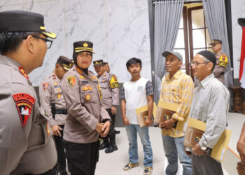 12 Warga Batu Palano mendapatkan penghargaan dari Polresta Bukittinggi (foto: instagram @humas_polrestabukittinggi)