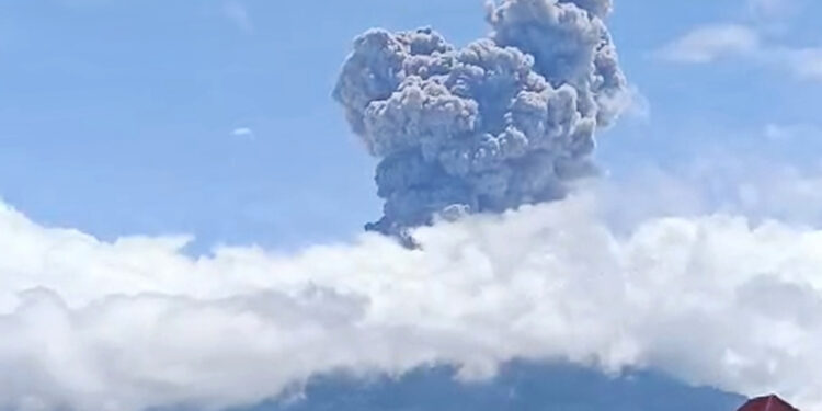 Gunung Marapi kembali erupsi