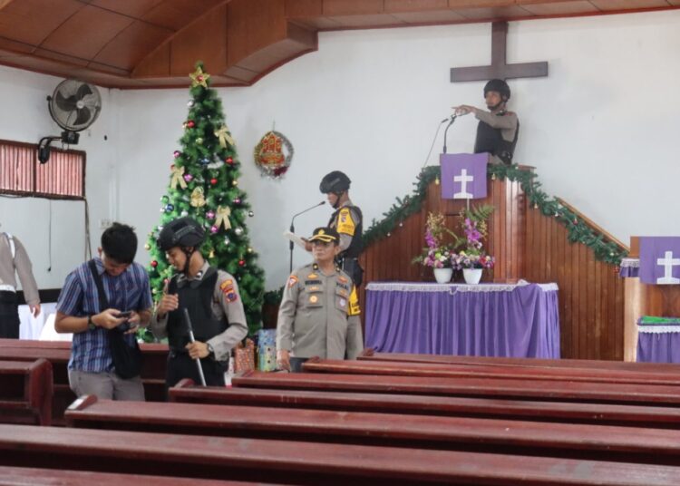 Polres Pasaman Barat bersama personel Satbrimob Polda Sumatera Barat melakukan sterilisasi gereja, Sabtu (23/12/2023).