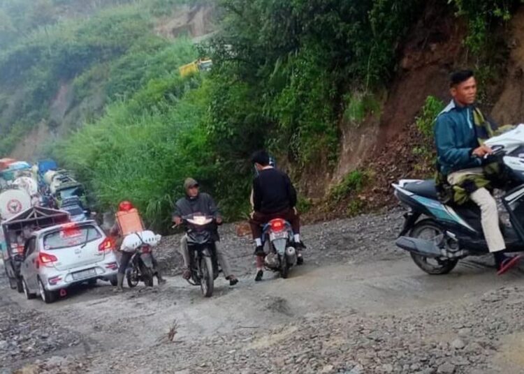 Kondisi jalan rusak di di Nagari Air Dingin, Kecamatan Lembah Gumanti, Kabupaten Solok (foto: instagram @muhammad_jalalii)