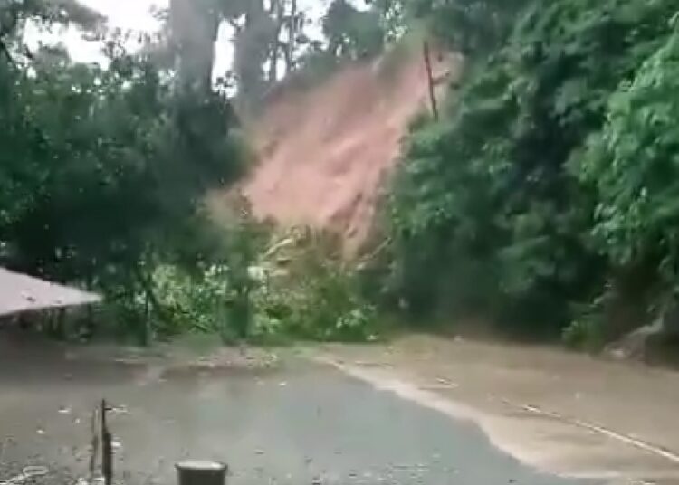 Longsor di Kelok 17, Kecamatan Pangkalan Koto Baru,Kabupaten Limapuluh Kota