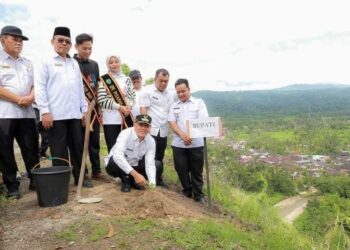 Penanaman pohon di Benteng Bukit Tajadi Bonjol, Pasaman.