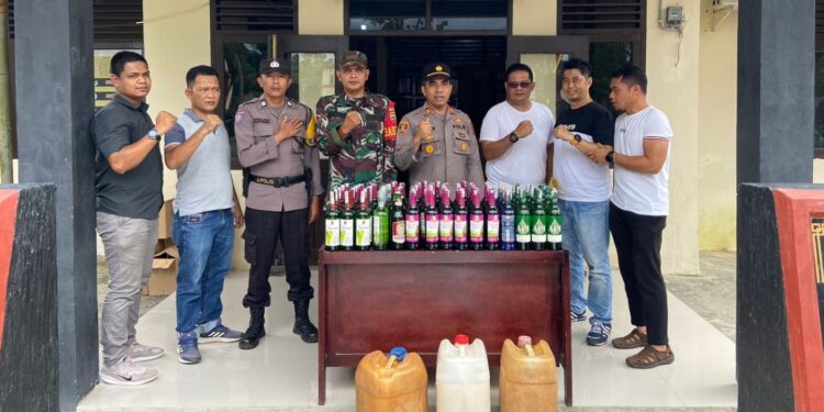 Petugas gabungan mengamankan miras dan tuak di wilayah hukum Polsek Kinali Pasaman Barat, Sabtu (30/12). Foto: Dok. Polres Pasaman Barat.