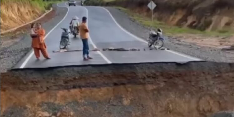 Jalan ruas Sungai Sungkai Solok Selatan-Dharmasraya yang baru dibangun putus, MInggu (31/12). Foto: Tangkapan layar