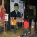 Satpol PP Padang membongkar alat peraga kampanye caleg, Senin (25/12).