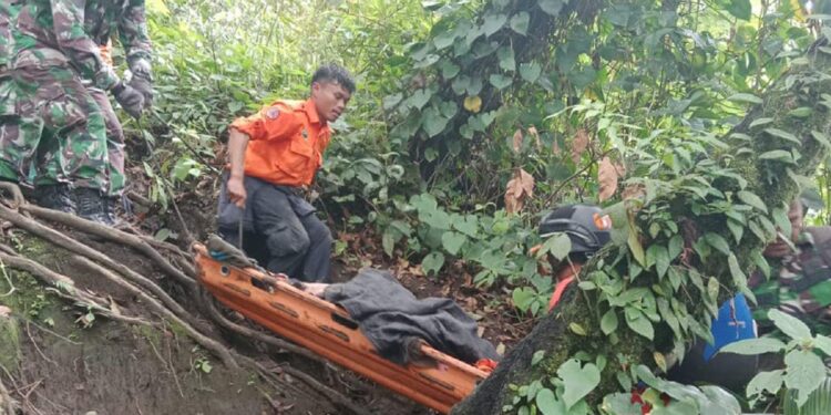 Tim gabungan melakukan evakuasi korban dari puncak Gunung Marapi, Senin (4/12).