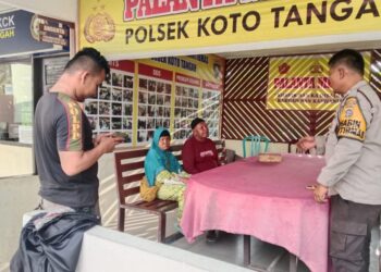 Dua pengemis diamakan ke Mapolsek Koto Tangah Padang, Kamis (28/12).