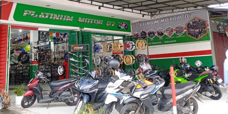 Platinum Motor, toko aksesoris motor di Padang