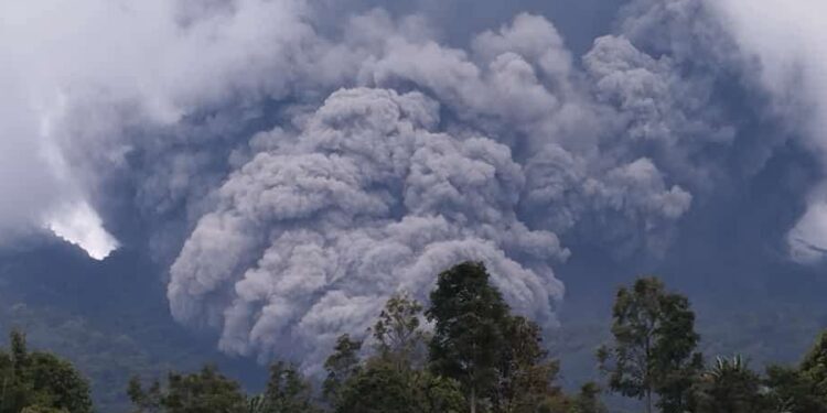 Gunung Marapi Sumbar erupsi (foto: istimewa)