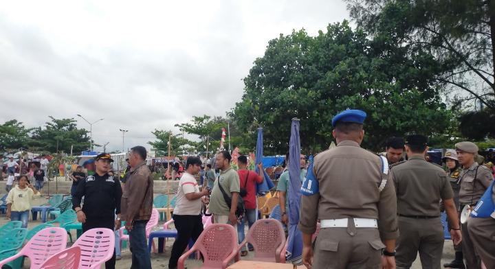 Satpol Pp Lakukan Pengawasan Terhadap Pkl Di Pantai Padang Tertibkan Pendirian Payung Ceper 