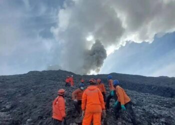 Abu vulkanik erupsi Gunung Marapi