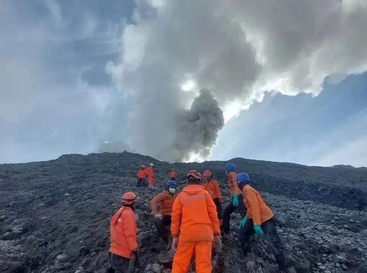 Abu vulkanik erupsi Gunung Marapi