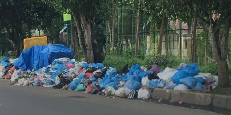 Sampah berserakan di Payakumbuh imbas dari penutupan TPA (foto: Instagram @sudutpayakumbuh)