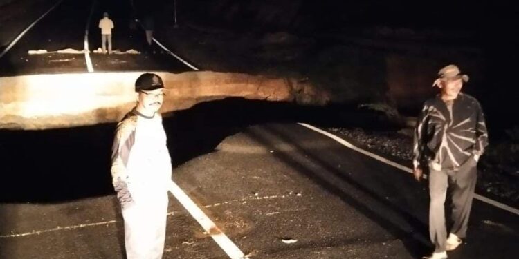 Jalan penghubung Dharmasraya-Solok Selatan putus total akibat banjir