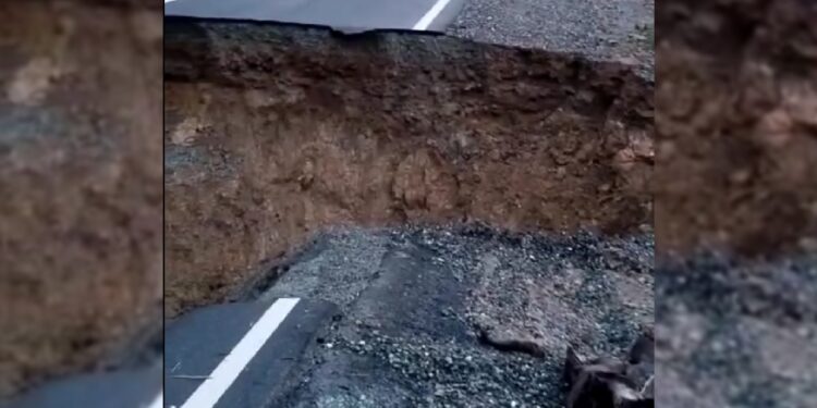 Ruas jalan terputus di Sungai Sungkai Solok Selatan