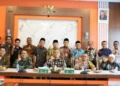 Penjabat Walikota Pariaman, Sumbar Roberia berfoto bersama saat rapat persiapan pembentukan Komite Daerah Ekonomi Keuangan Syariah (KDEKS). (Foto: Diskominfo Pariaman)