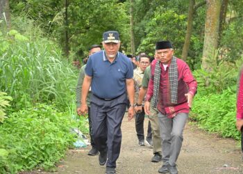 Gubernur Sumbar Mahyeldi saat tinjau lokasi lahan pembangunan SMA N 3 Gunung Talang di Kabupaten Solok (Foto: Pemprov Sumbar)