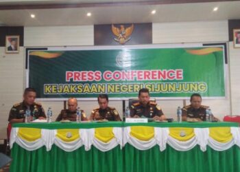 Jumpa pers Kejari Sijunjung, Selasa (2/1).