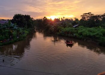 Pencarian korban hanyut di sungai kawasan Jembatan Baru Harmoni Maransi, Kelurahan Dadok Tunggul Hitam, Kota Padang, Sabtu (13/1).