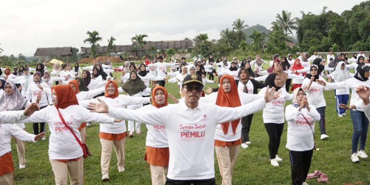 Bupati Limapuluh Kota, Safaruddin Dt.Bandaro Rajo menghadiri Senam Sehat Pemilu bersama petugas Kelompok Penyelenggara Pemungutan Suara, Minggu (28/1).