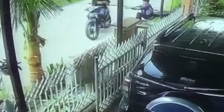 Rekaman CCTV aksi begal handphone di kawasan Air Tawar Padang, Sabtu (13/1).