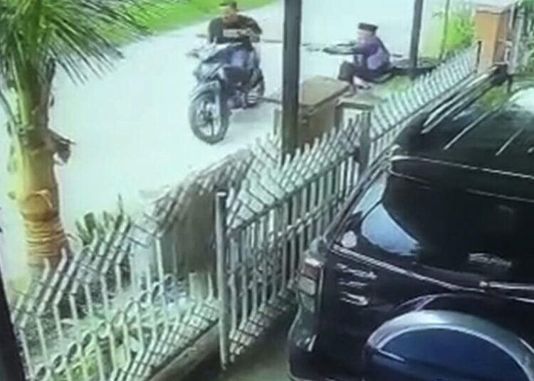 Rekaman CCTV aksi begal handphone di kawasan Air Tawar Padang, Sabtu (13/1).