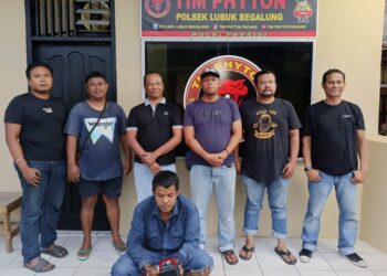 Pelaku dan barang bukti diamankan di Mapolsek Lubuk Begalung Padang. Ist