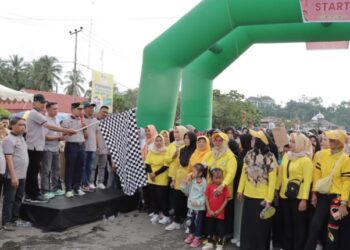 Wakil Bupati Sijunjung, Iraddatillah melepas peserta Jalan sehat di depan GOR Sibinuang Sakti Muaro, Minggu (14/1/24).