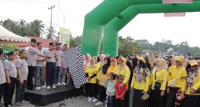 Wakil Bupati Sijunjung, Iraddatillah melepas peserta Jalan sehat di depan GOR Sibinuang Sakti Muaro, Minggu (14/1/24).