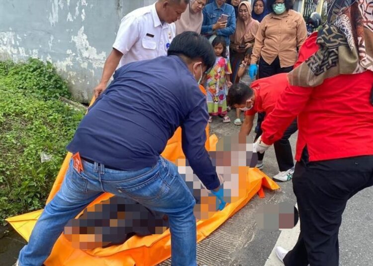 Pria lansia ditemukan meninggal dunia di pinggir jalan kawasan Tangah Jua Kota Bukittinggi pada Selasa (9/1/2024) pagi.