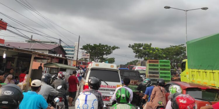 Macet di Jalan Bypass pasca ledakan di Semen Padang Hospital, Selasa (30/1/2024) sore.