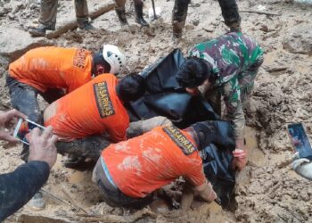 Proses evakuasi korban. Foto: Dok SAR Padang.