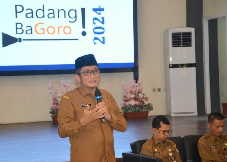 Wali Kota Padang Hendri Septa memimpin rapat koordinasi dan evaluasi Program Padang Bagoro di Gedung Bagindo Aziz Chan Youth Center, Senin (15/1/2024).