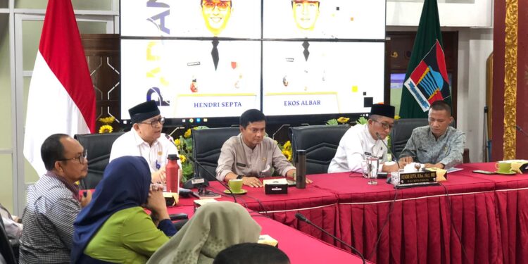 Wali Kota Hendri Septa memimpin rapat persiapan peluncuran Padang Bagoro 2024, Jumat (26/1/2024).