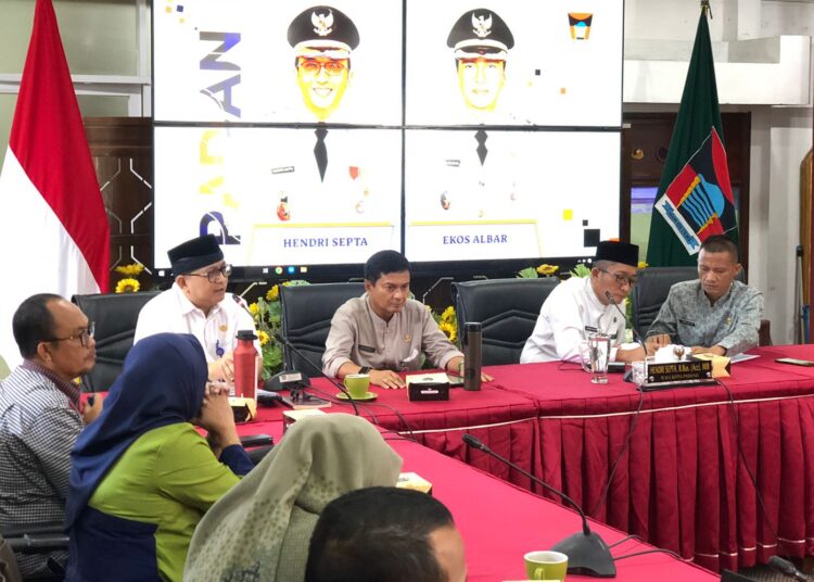 Wali Kota Hendri Septa memimpin rapat persiapan peluncuran Padang Bagoro 2024, Jumat (26/1/2024).