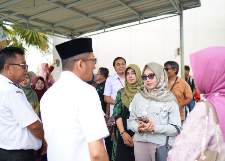 Wali Kota Padang Hendri Septa mendatangi Semen Padang Hospital pasca meledak pada Rabu, 31 Januari 2024.