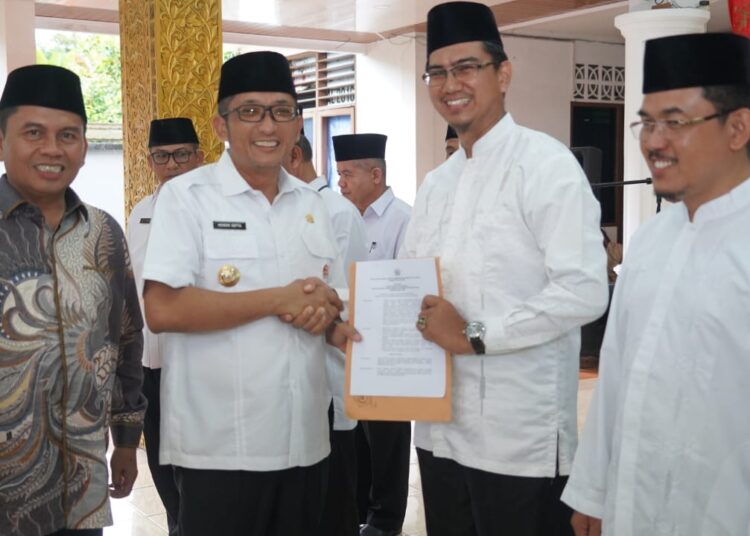 Wali Kota Padang Hendri Septa mengukuhkan pengurus Badan Kesejahteraan Masjid Kecamatan se-Kota Padang periode 2023-2027, Rabu (31/1/2024).