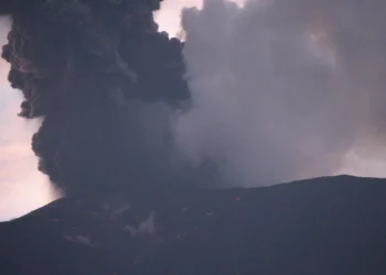 Erupsi Gunung Marapi terlihat dari Nagari Bukik Batabuah, Kecamatan Canduang, Kabupaten Agam, Minggu (14/1/2024). (Foto: ANTARA/Muhammad Zulfikar)