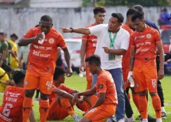 Pelatih Persiraja, Achmad Zulkifli memberikan arahan saat melawan Semen Padang, di Stadion Langsa, Sabtu (13/01/2024) sore. Foto: Instagram Persiraja