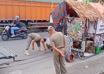 Satpol PP Kota Padang menderek Kelompok Vespa Gembel pada Selasa, 9 Januari 2024.