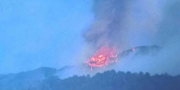 Kondisi Gunung Marapi erupsi yang melontarkan batu api pada Sabtu, 13 Januari 2024.