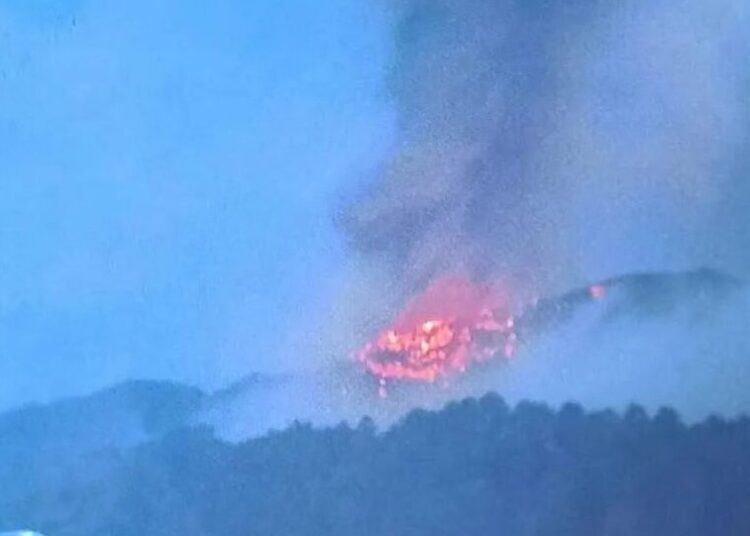 Kondisi Gunung Marapi erupsi yang melontarkan batu api pada Sabtu, 13 Januari 2024.