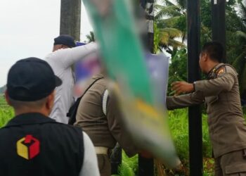 Penertiban APK dan BK di Kota Pariaman oleh tim gabungan (foto: Doc. Bawaslu Kota Pariaman)